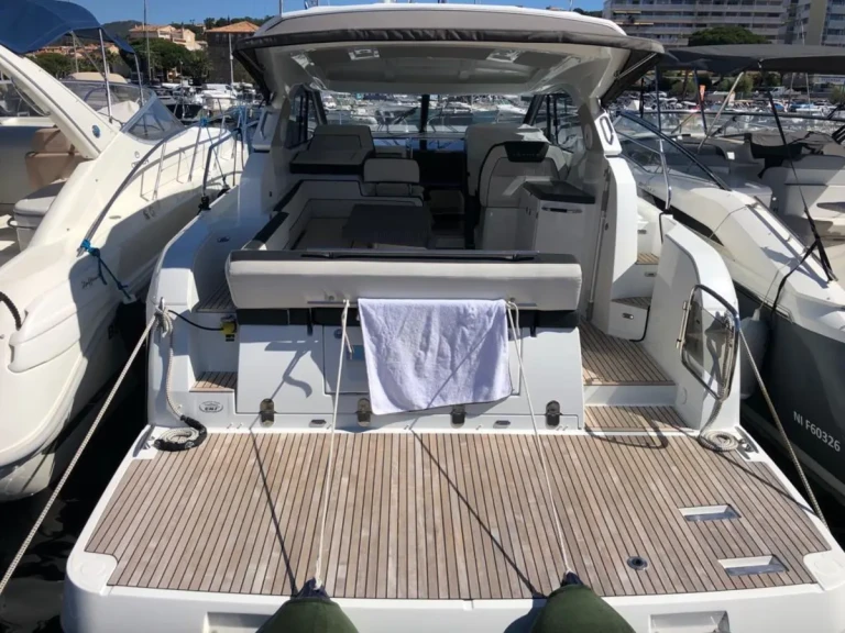 Yacht hire Sainte-Maxime cheap Leader 36