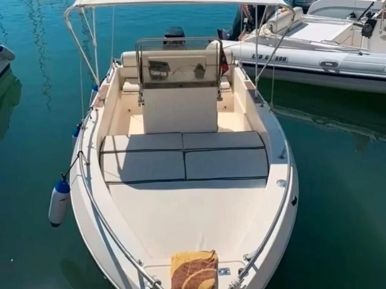 Hire Motorboat Capelli with a boat licence