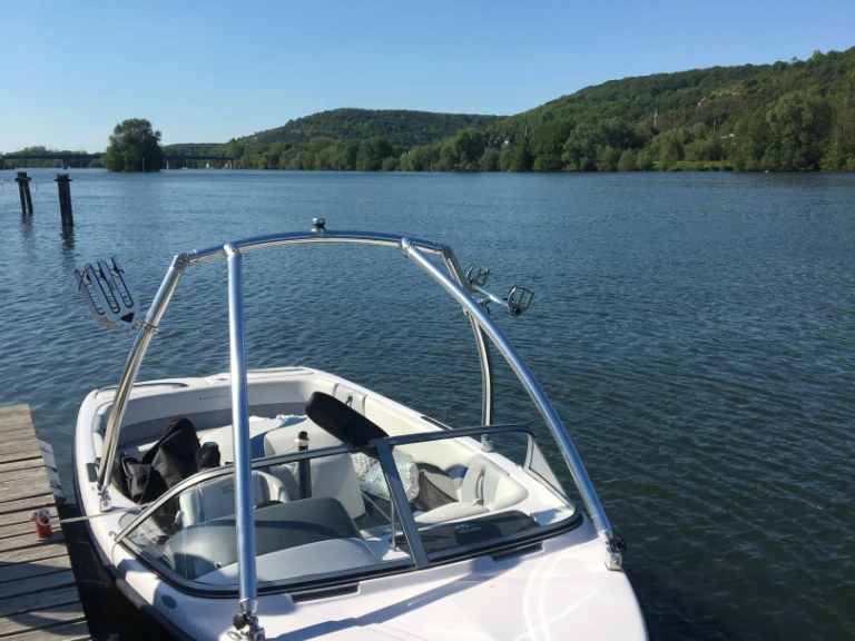 Motorboat to hire Vernon at the best price
