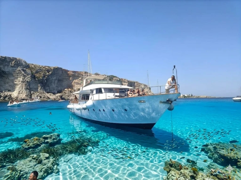 Hire a DeCesari Shalimar IV Trapani