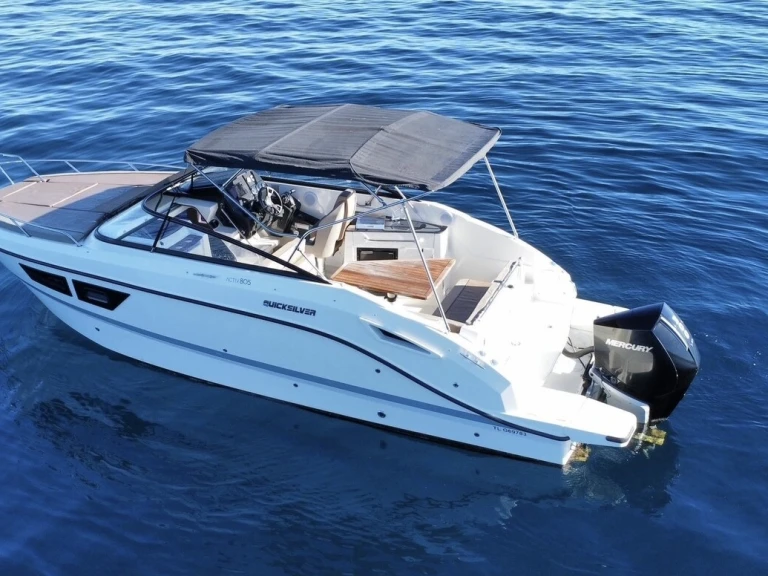 Yacht hire La Rochelle cheap Activ 805 Cruiser