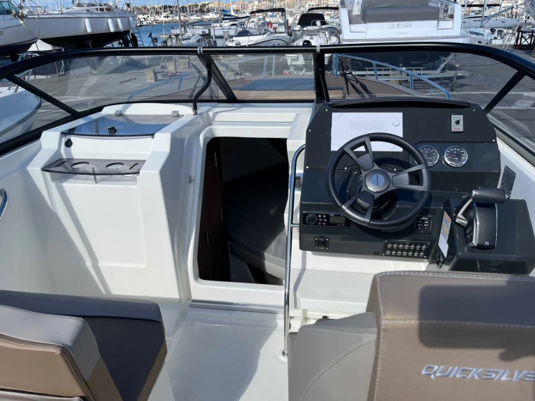Charter a Quicksilver Activ 805 Cruiser in La Rochelle on Samboat