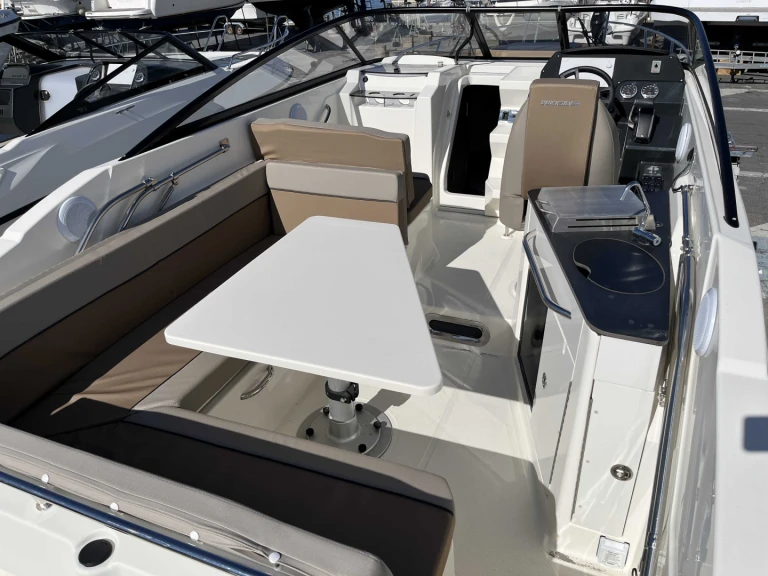 Hire Motorboat Quicksilver with a boat licence