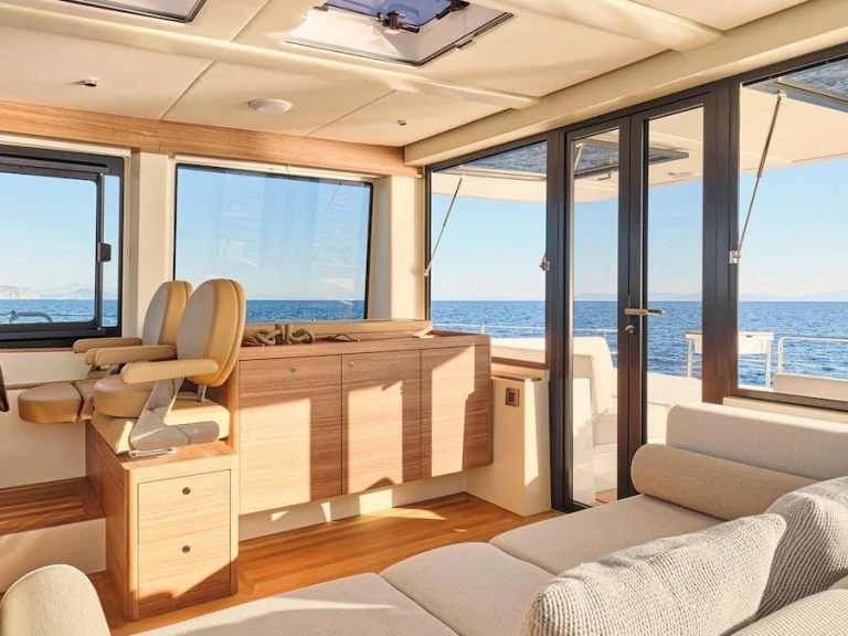 Hire Luxury Yacht  with a boat licence