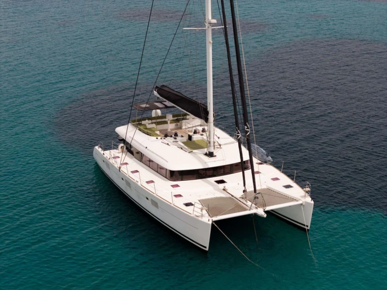 Hire Luxury Yacht Lagoon with a boat licence