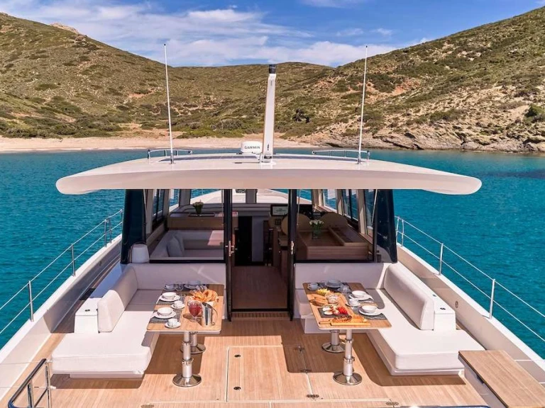 Hire Luxury Yacht  with a boat licence