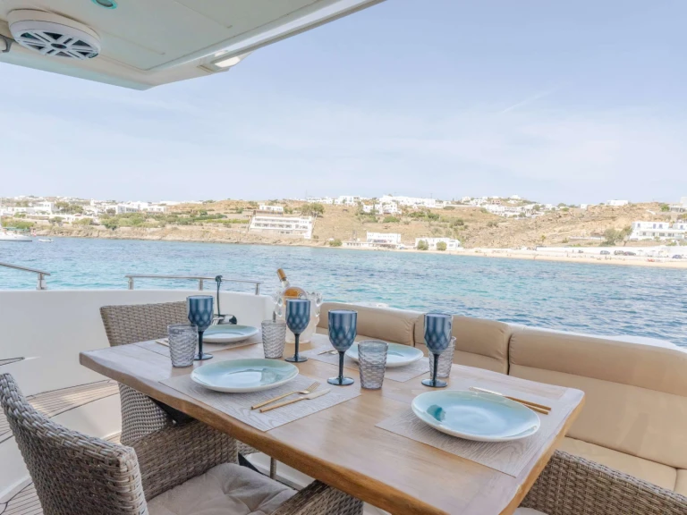 Charter a Azimut LIMAYA in Alimos on Samboat