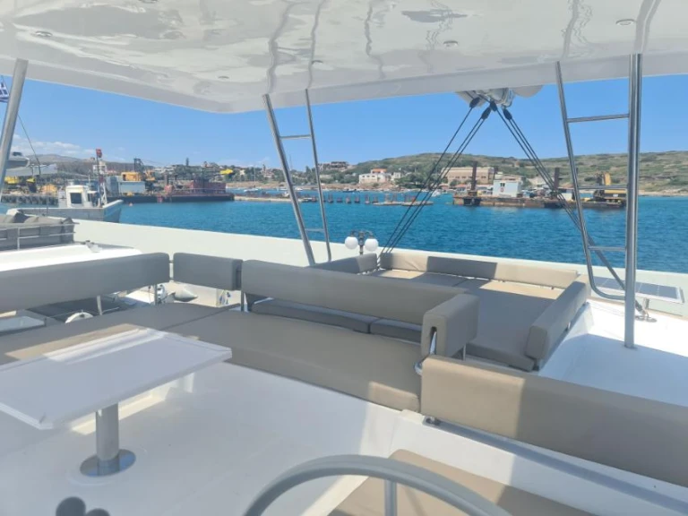 Catamaran to hire Lávrio at the best price