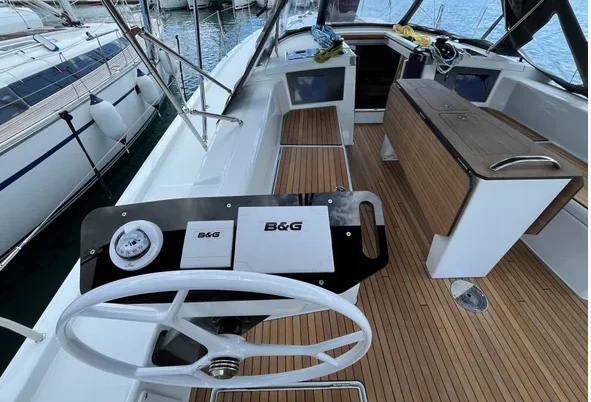 Sailboat to hire Pálairos at the best price