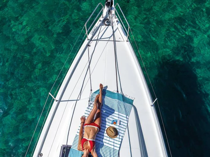 Charter a Jeanneau Sun Odyssey 410 in Marina deportiva de Menorca on Samboat