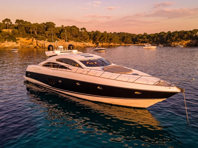 Luxury Yacht to hire Golfe-Juan at the best price