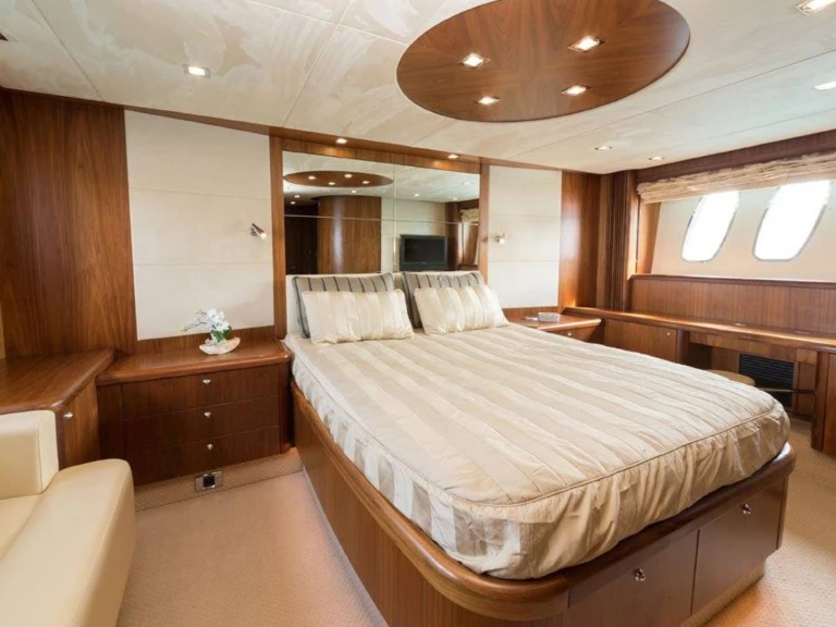 Yacht charter Golfe-Juan - Sunseeker Predator 72 on SamBoat