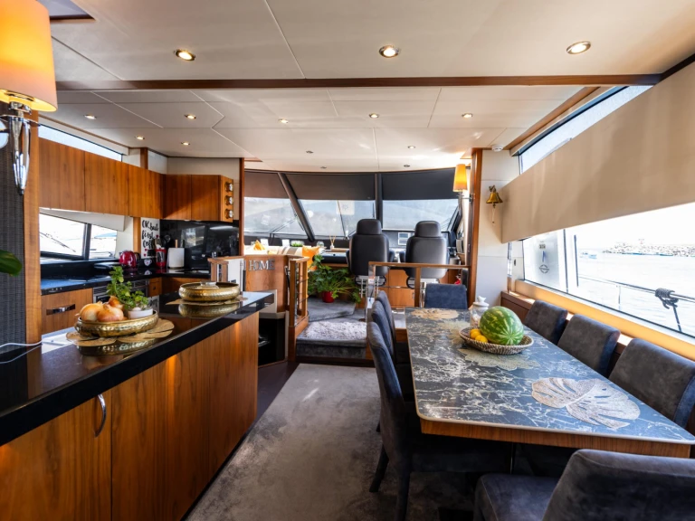 Charter a Sunseeker Manhattan 73 in St. Julian's on Samboat
