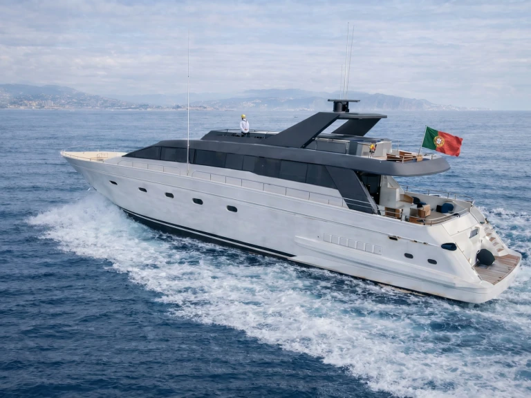 Hire Luxury Yacht Falcon with a boat licence