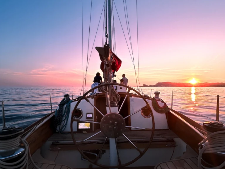 Bateau d'architecte Carter Course au large charter bareboat or skippered in  Saint-Cyr-sur-Mer