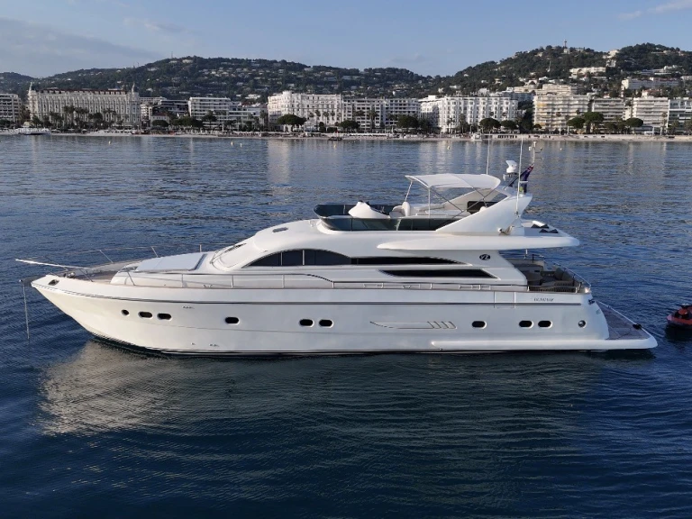 Hire Luxury Yacht vz with a boat licence