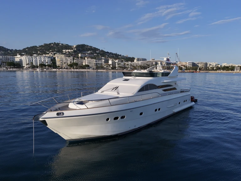 Hire a vz 68 Marina Baie des Anges, France