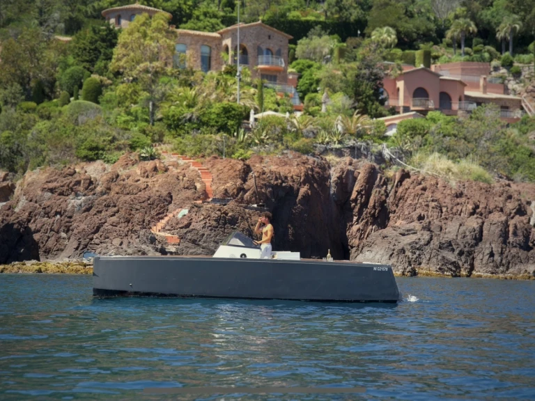 Hire Motorboat Smartboat with a boat licence