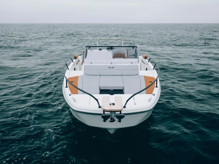 Motorboat to hire Marina deportiva de Menorca at the best price