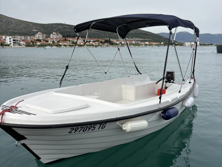 Hire Motorboat Adria with a boat licence