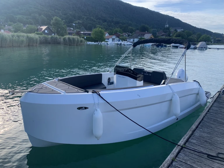 Yacht hire Annecy cheap V620