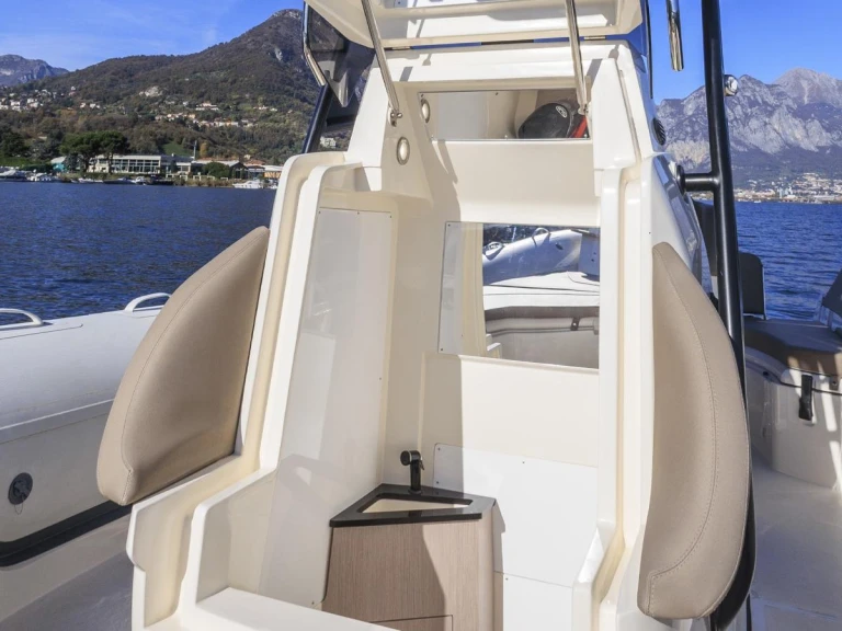 Hire RIB Bwa with a boat licence