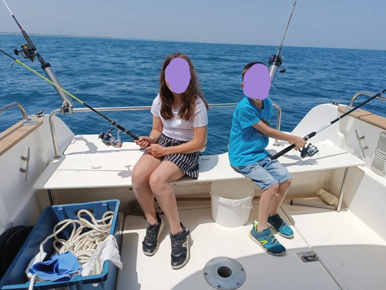 Hire a Jeanneau Merry Fisher 650 France