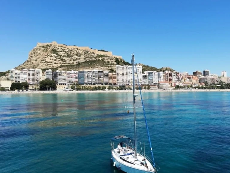 Sailboat to hire Alicante at the best price