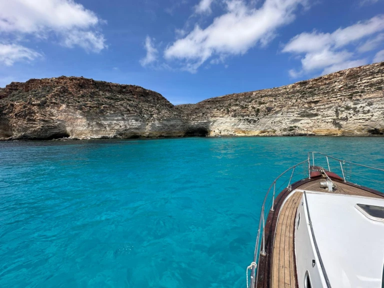 Hire Motorboat Gozzo with a boat licence