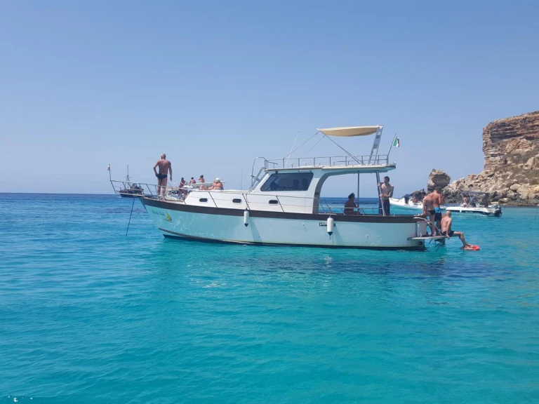 Motorboat to hire Lampedusa at the best price