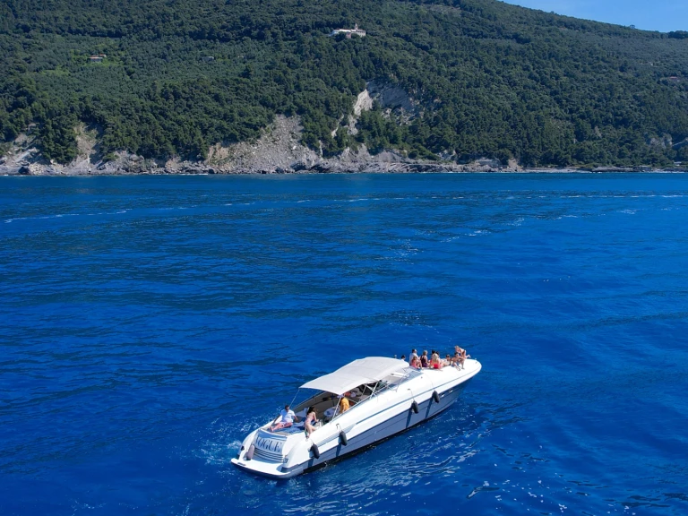 Hire Motorboat cherokee with a boat licence