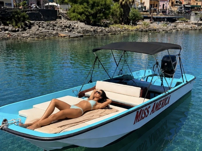 Boston Whaler Boston Whaler 17 charter bareboat or skippered in  Aci Trezza