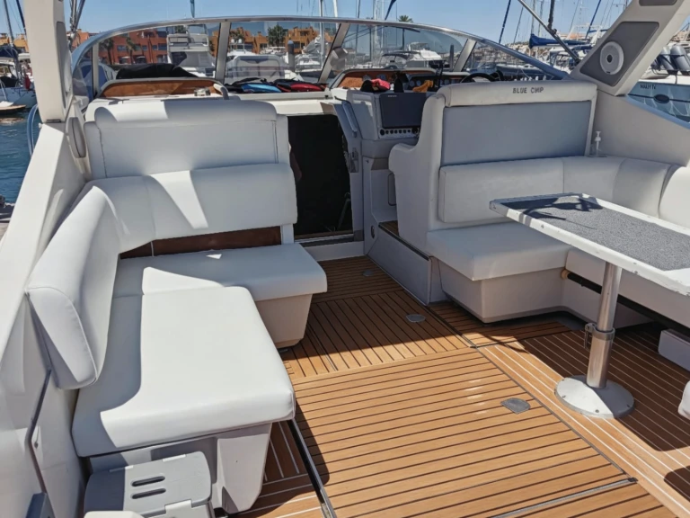 Hire Motorboat Jeanneau with a boat licence