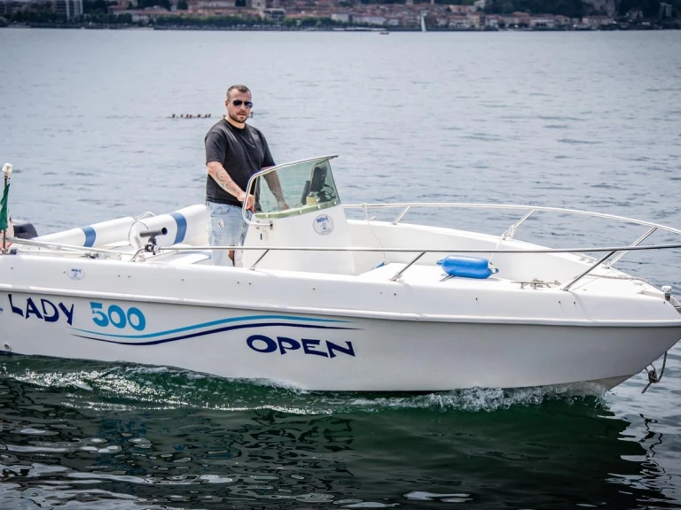 Hire Motorboat Bellingardo with a boat licence