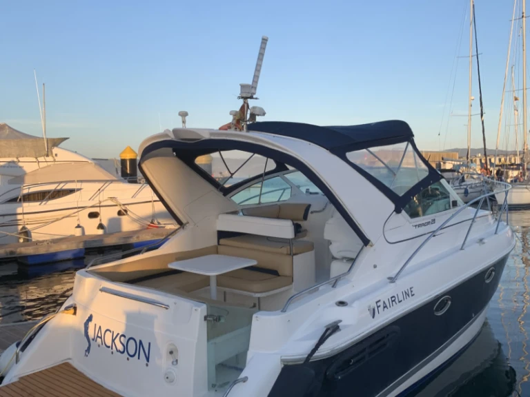 Hire Motorboat Fairline with a boat licence