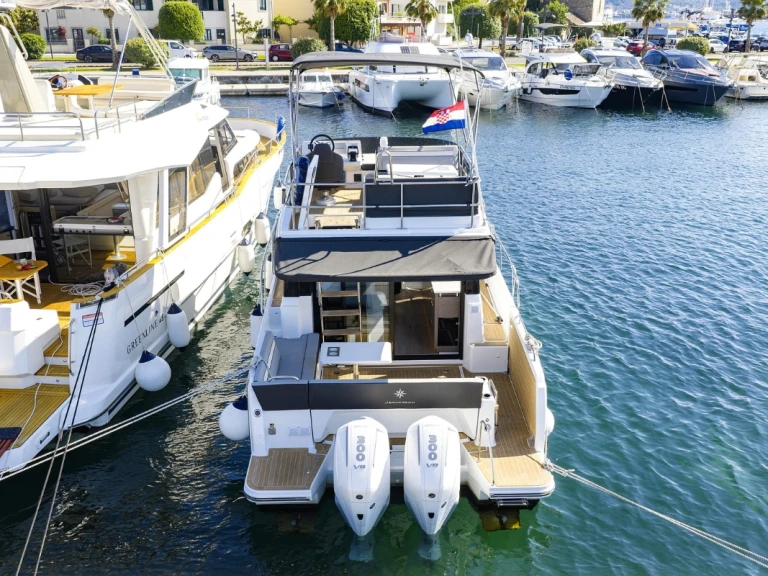 Hire Motorboat with or without skipper Jeanneau Biograd na Moru