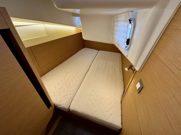 Hire Sailboat Jeanneau with a boat licence