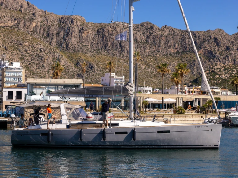 Charter a Bénéteau Oceanis 45 in Port de Pollença on Samboat