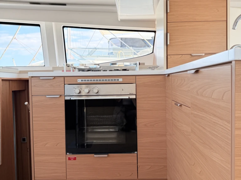 Catamaran to hire Lávrio at the best price