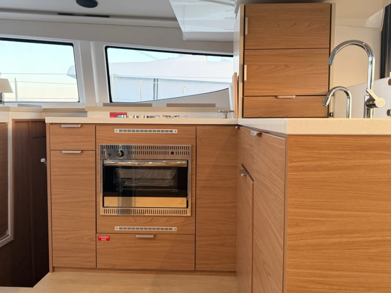 Catamaran to hire Néa Péramos at the best price