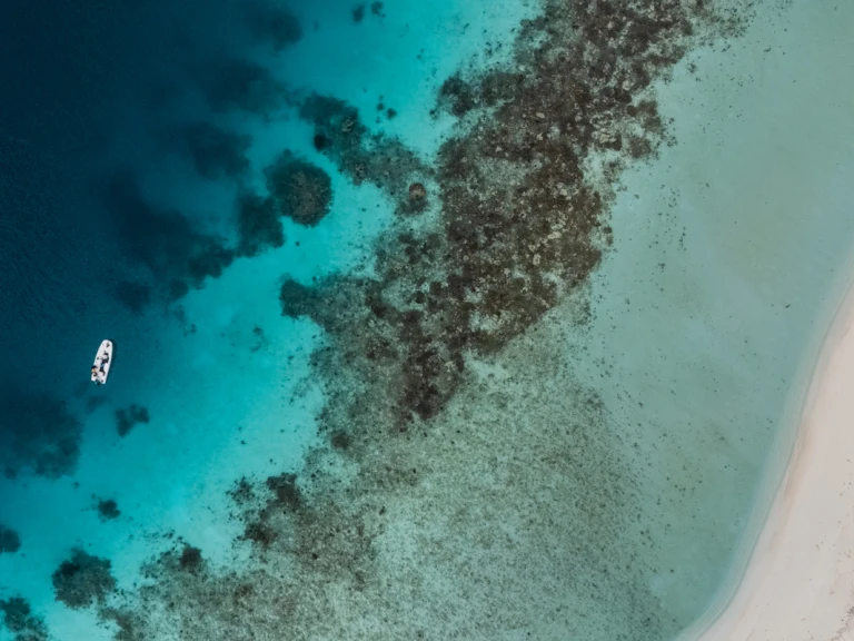 Luxury Yacht to hire Malé at the best price