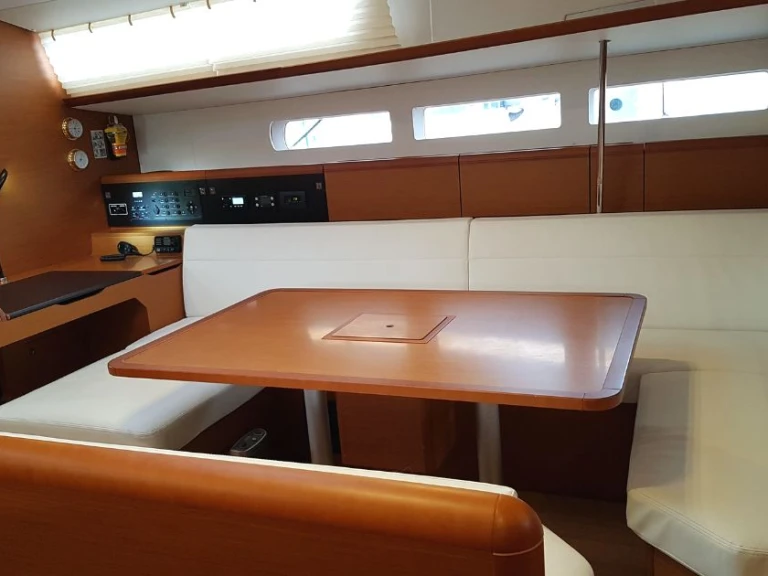 Charter a Jeanneau Sun Odyssey 519 in Argostóli on Samboat