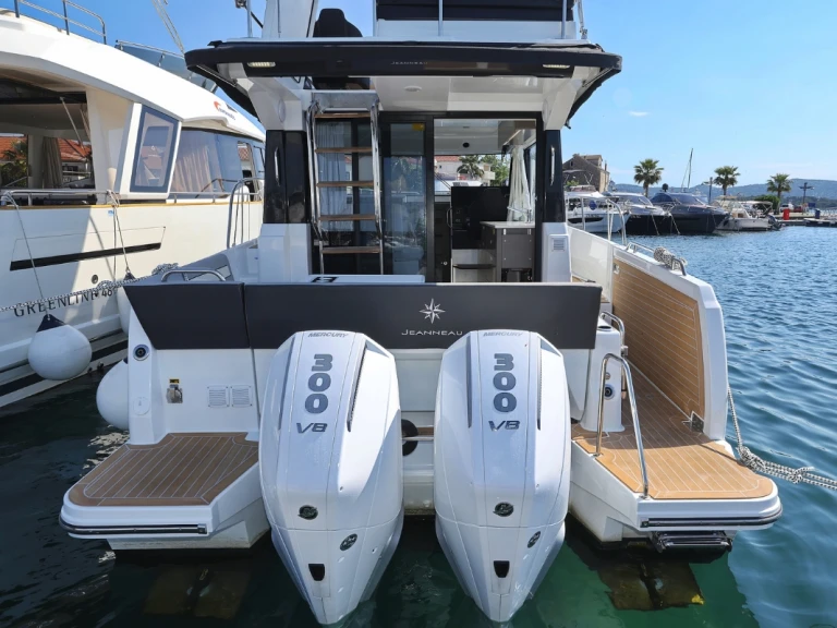 Motorboat hire in Biograd na Moru - Jeanneau Merry Fisher 1095 Fly Serie2