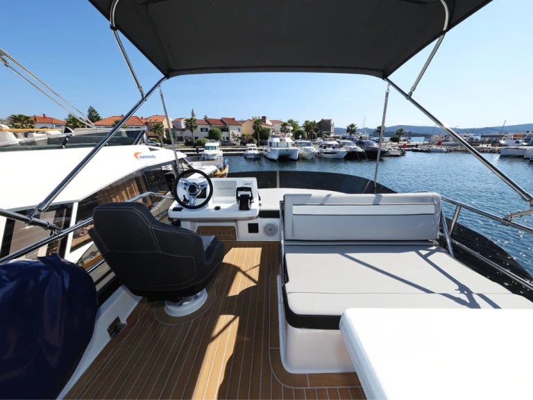 Charter a Jeanneau Merry Fisher 1095 Fly Serie2 in Biograd na Moru on Samboat