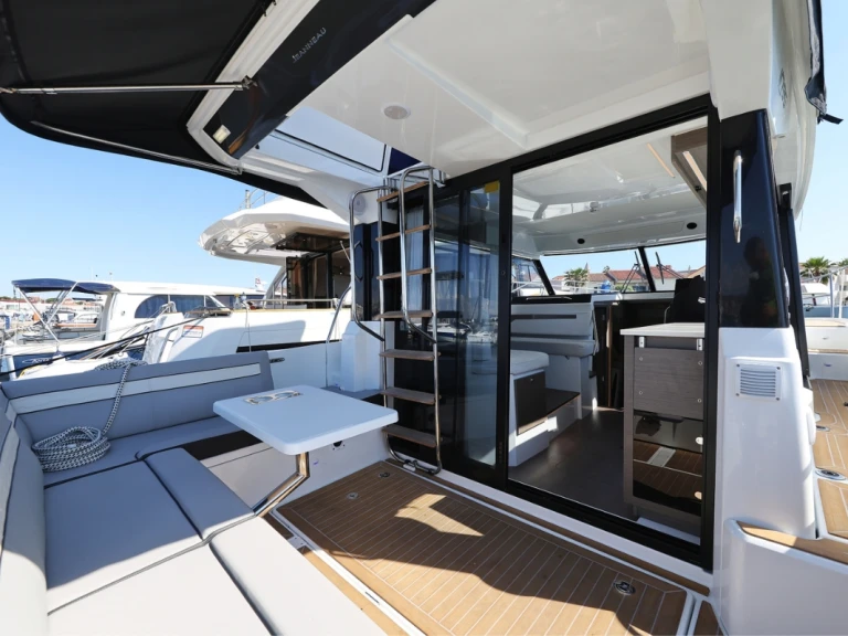 Hire Motorboat with or without skipper Jeanneau Biograd na Moru