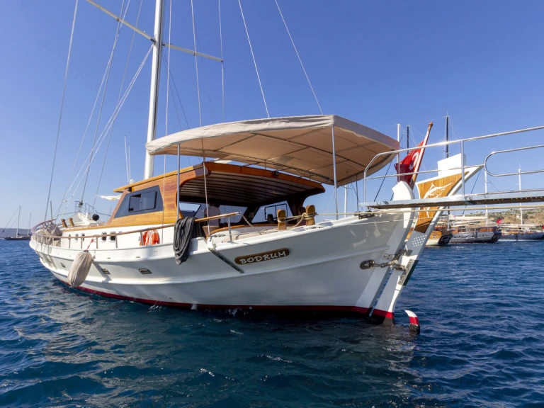 Hire Sailboat Custom Made with a boat licence
