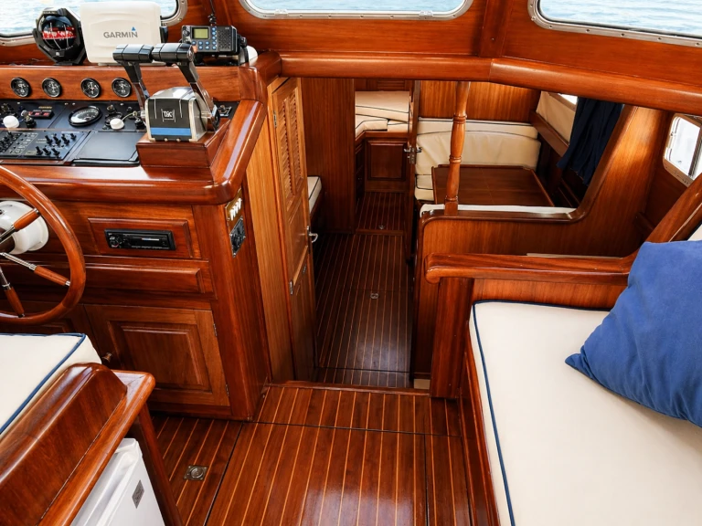 Motorboat to hire Mahón at the best price