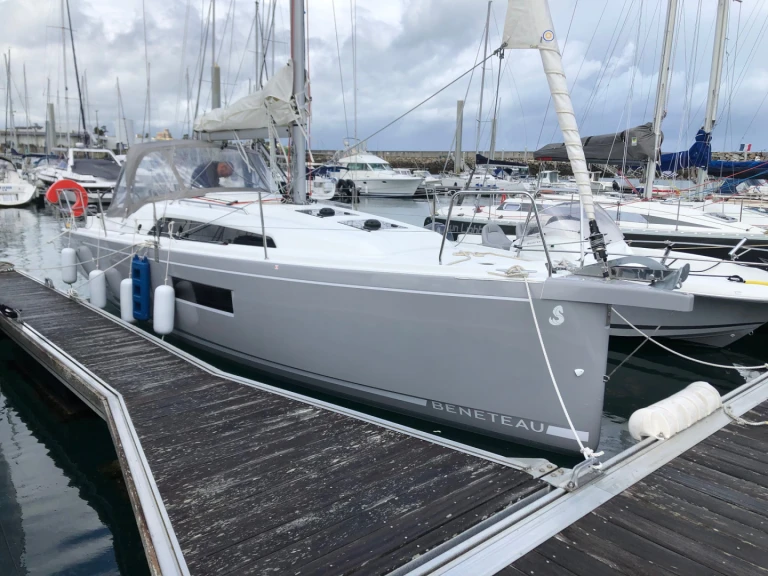 Hire a Bénéteau Oceanis 30.1 Port de Trébeurden