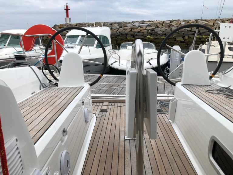 Sailboat hire in Port de Trébeurden - Bénéteau Oceanis 30.1