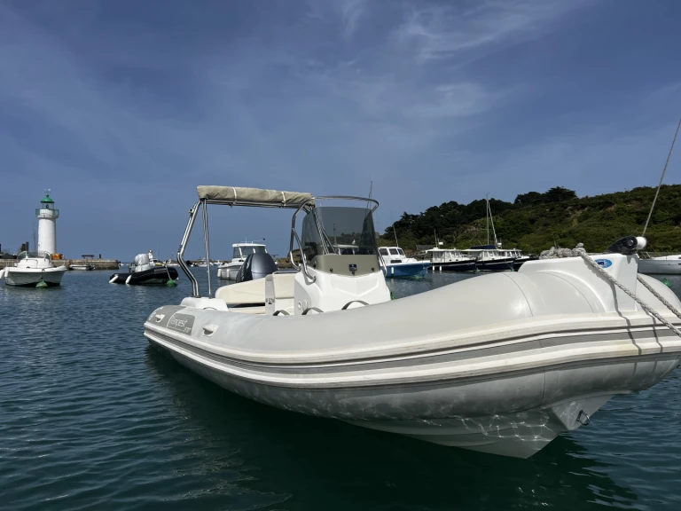 Charter a Capelli Tempest 570 in Sauzon on Samboat